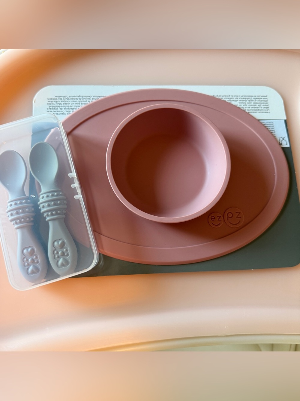 ezpz Silicone Suction Bowl in Dusty Rose with two spoons